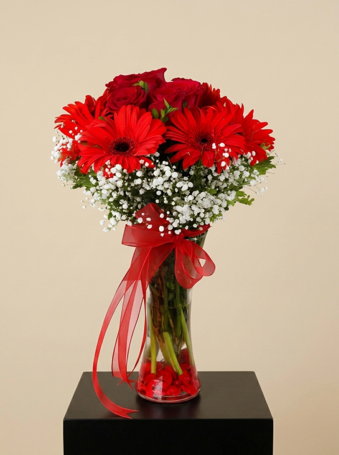 Vazoda Kırmızı Gerbera Ve Güller